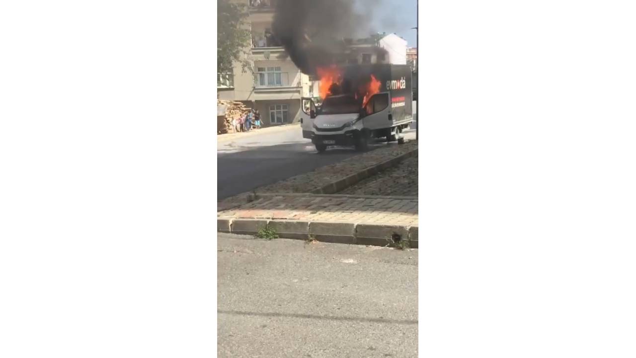 Arnavutköy'de Kamyonet Yangınında Deodorant Kutusu İddiası