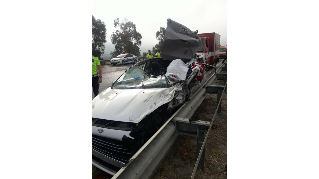 Otomobil Çekiciye Çarptı; Anne Öldü, 3 Çocuğu Yaralandı