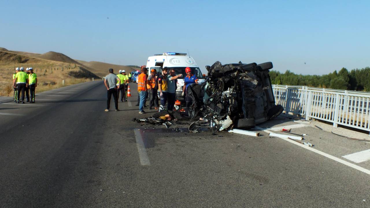 Yozgat'ta Otomobil Köprü Bariyerine Çarptı: 3 Ölü, 1 Yaralı