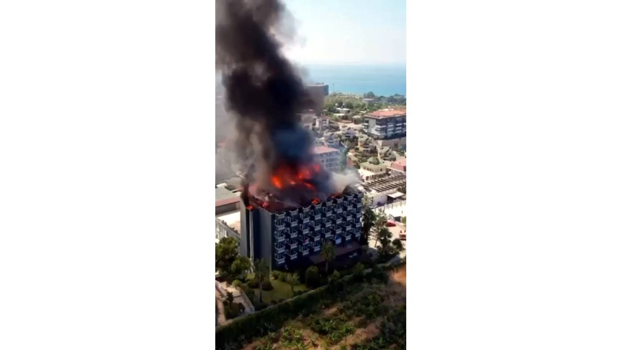 Alanya'da 5 Yıldızlı Otelin Çatısı, Alev Alev Yandı