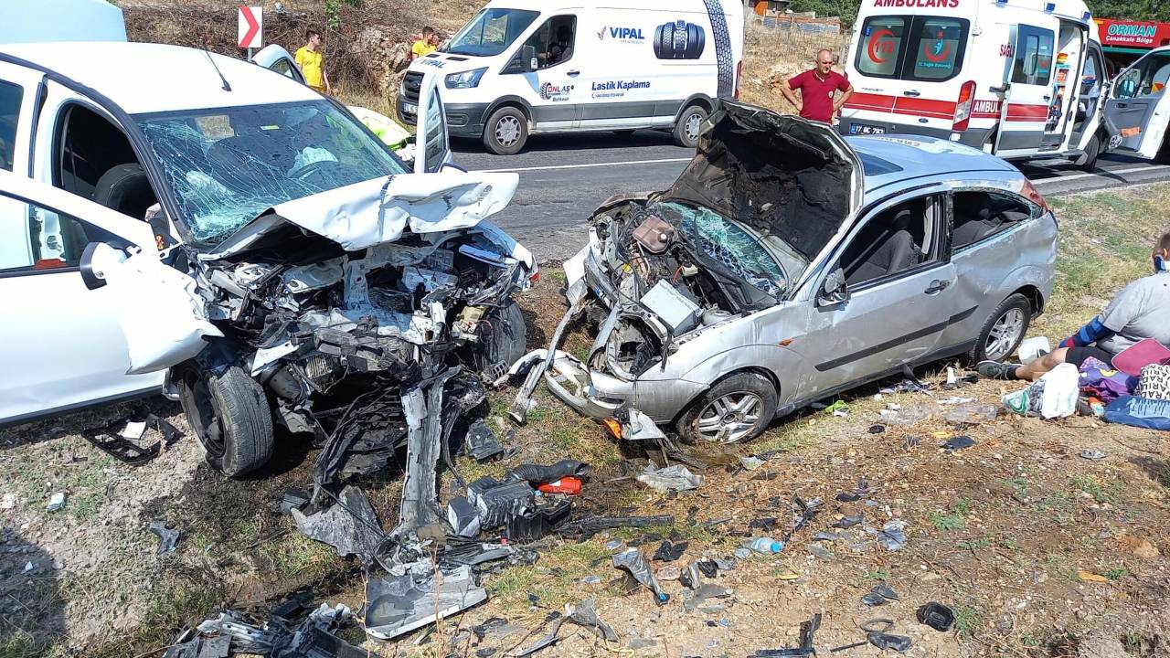 Çanakkale'de Otomobiller Çarpıştı: 5 Yaralı