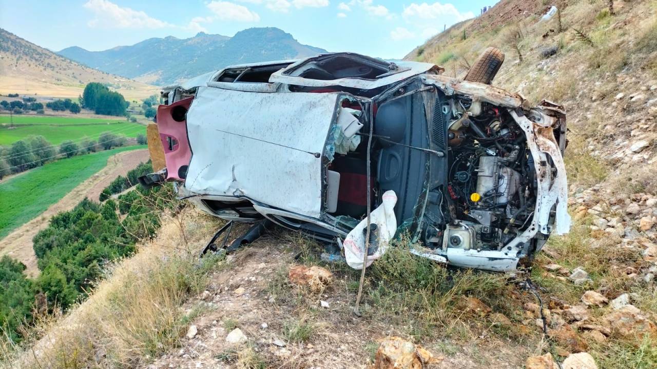 Afyonkarahisar'da Otomobil Şarampole Devrildi: 2 Ölü