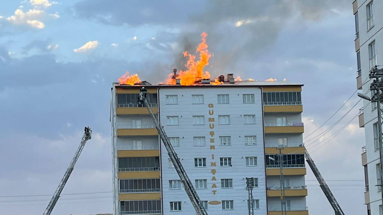 8 Katlı Apartmanın Çatısında Çıkan Yangın Korkuttu