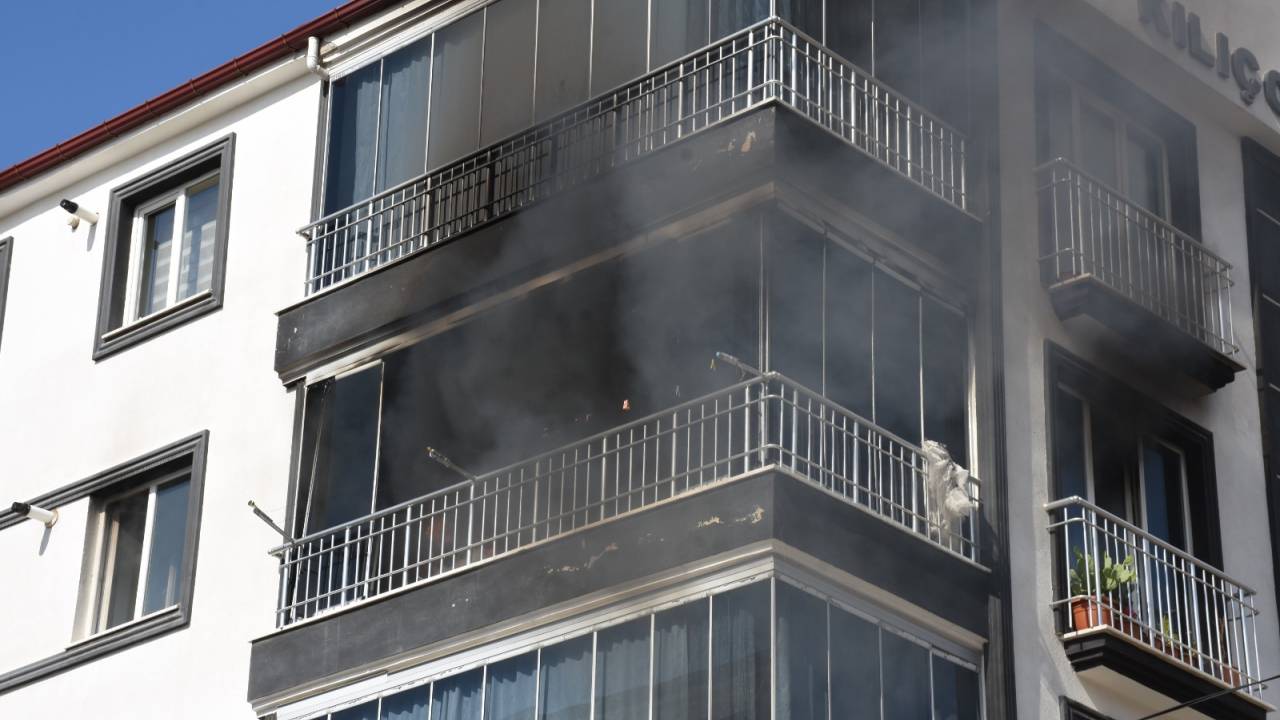 Kırıkkale'de 4 Katlı Binada Yangın