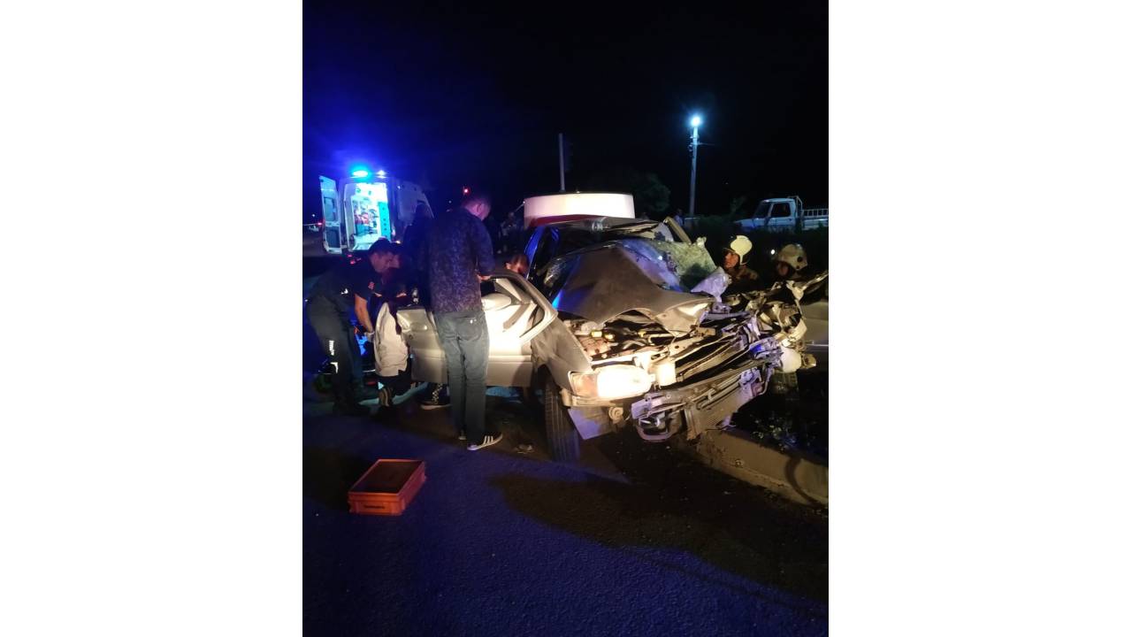 Kırmızı Işıkta Bekleyen Kamyona Otomobil Çarptı: 2 Ağır Yaralı