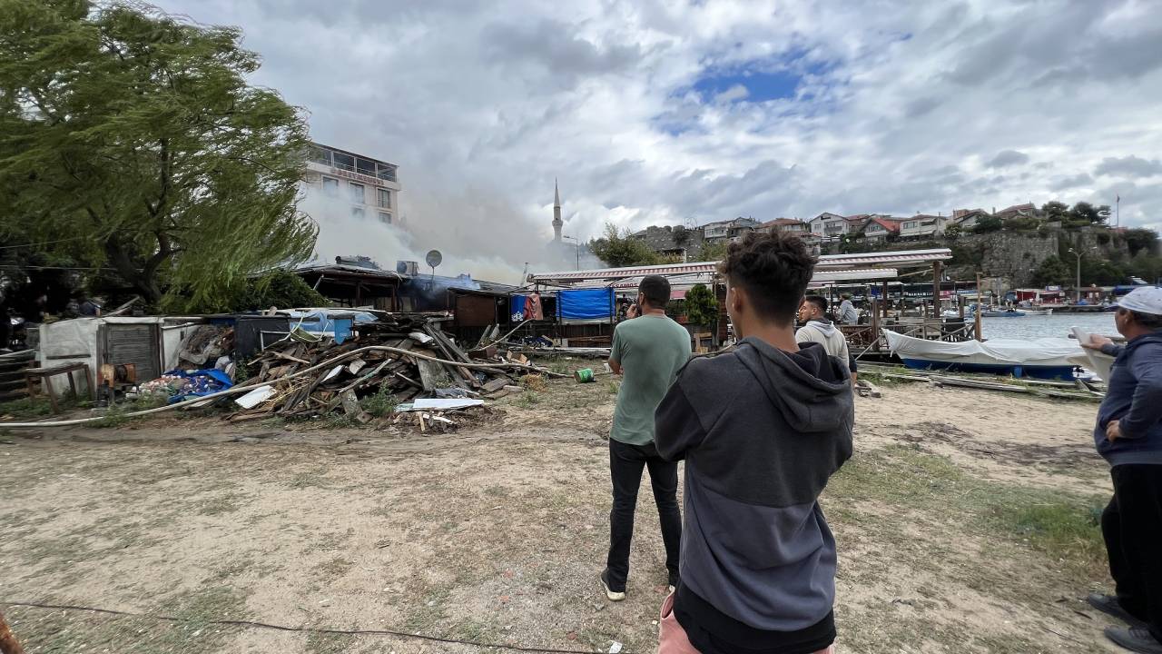 Amasra'da 2 Kafe Ve 3 Büfe Yandı