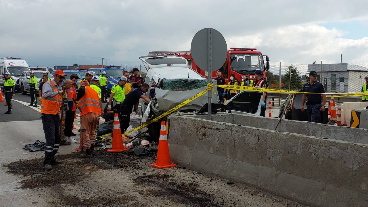 Hafif Ticari Araç Gişelerin Beton Bariyerine Çarptı: 3 Ölü, 1 Yaralı