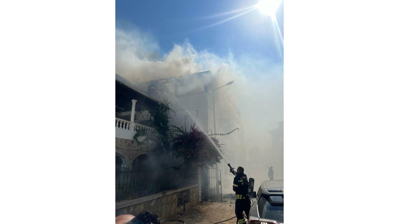 Evindeki Yangında, 2'nci Kattan Atlayan Kadın Kurtarılamadı
