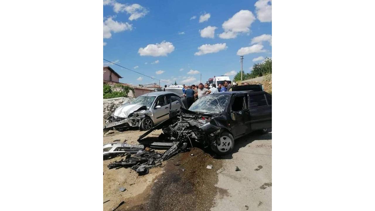 Kırıkkale'de Otomobiller Kafa Kafaya Çarpıştı: 2'si Çocuk 10 Yaralı