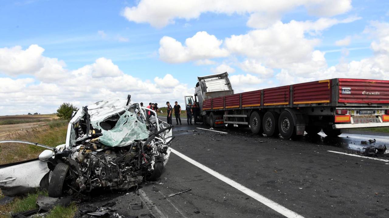 Tekirdağ'da Otomobil İle Tır Çarpıştı: 1 Ölü, 1 Yaralı