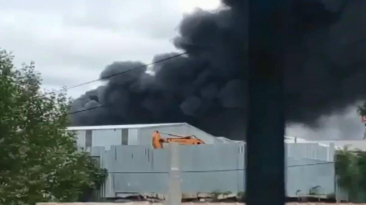 Eyüpsultan'da Fabrikanın Bahçesinde Yangın