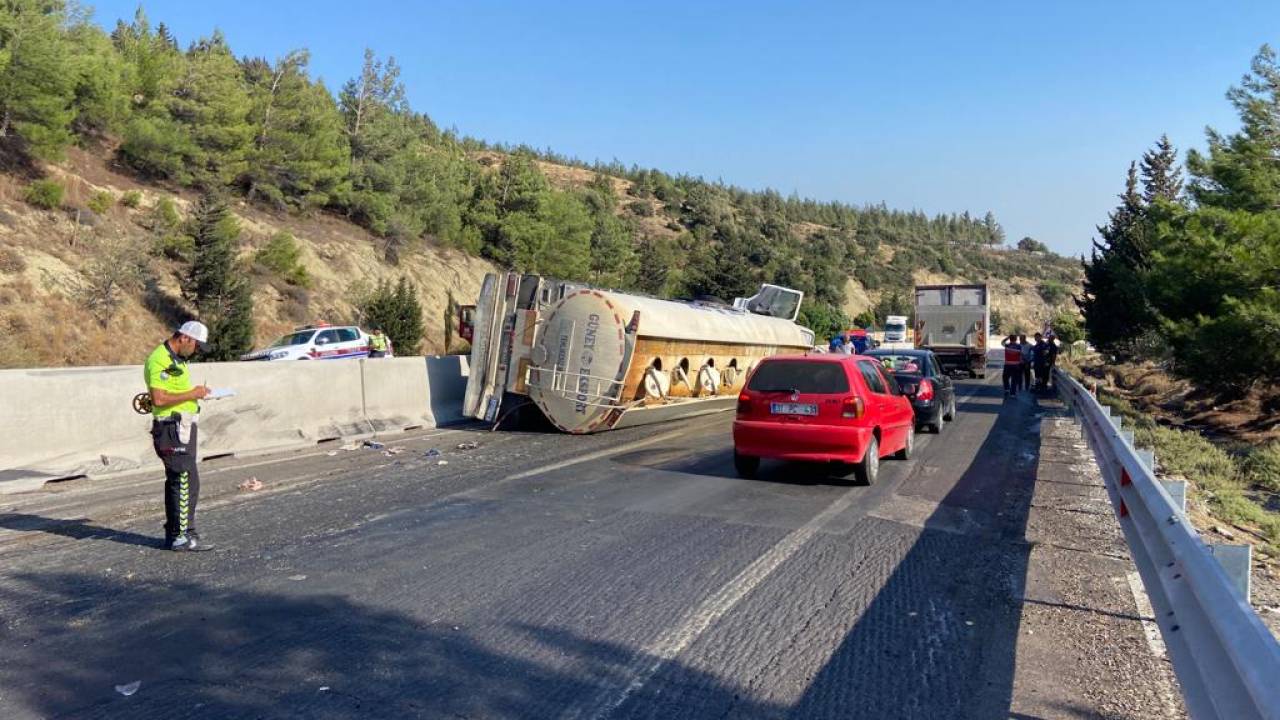 Kontrolden Çıkan Akaryakıt Yüklü Tanker Yola Devrildi: 1 Yaralı