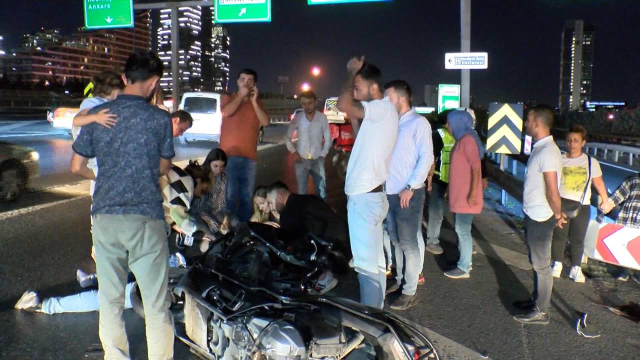 Tem Otoyolu'nda Motosiklet Otomobile Çarptı: 1 Yaralı