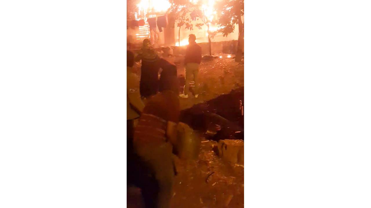 Ev Yangınına, Kovayla Su Taşıyıp, Bahçe Hortumuyla Su Sıkarak Müdahale Ettiler