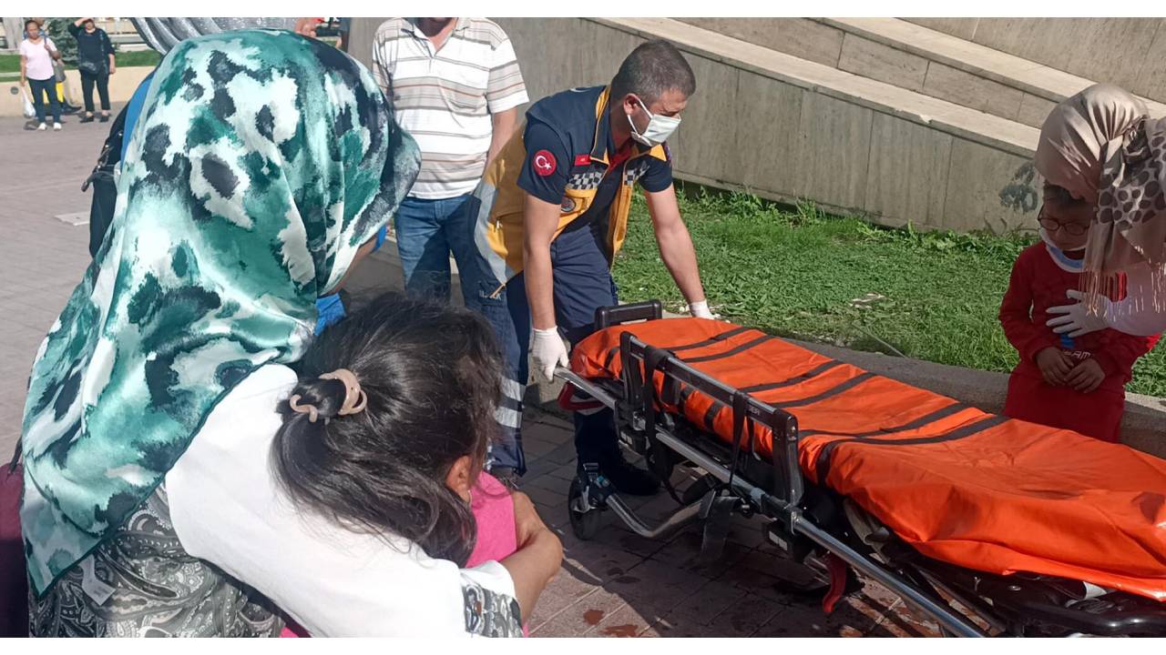 Heykele Tırmanan Kerem, 3 Metreden Düşüp Yaralandı