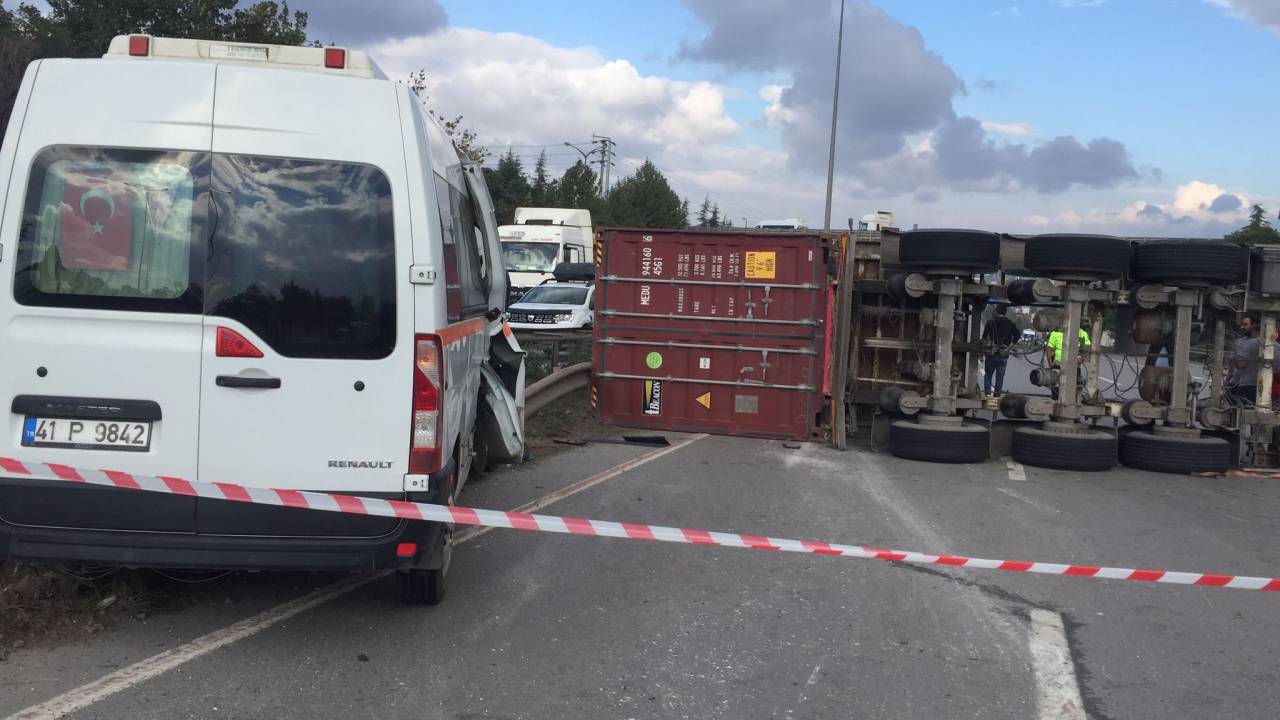 Tır, İşçileri Taşıyan Minibüse Çarptı: 5 Yaralı