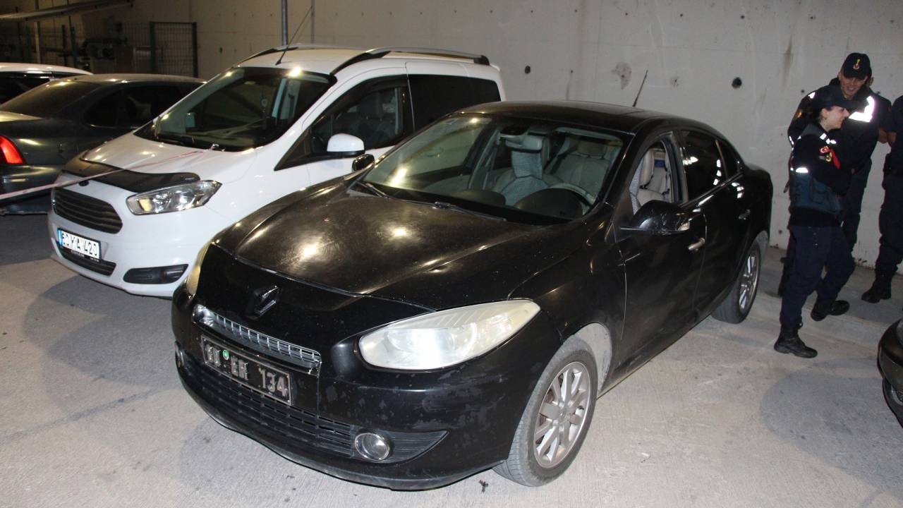 Mhp'li Belediye Başkanının Makam Aracına Silahlı Saldırı: 2 Yaralı