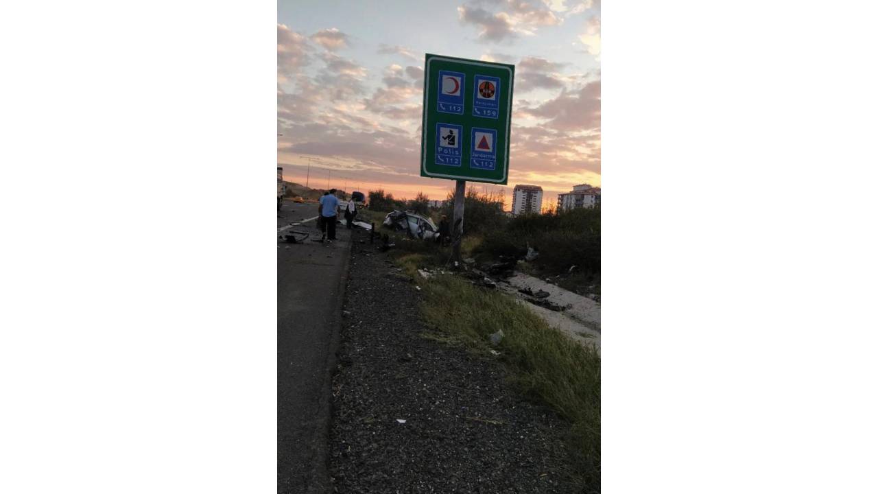 Trafik Levhasına Çarpan Otomobil İkiye Ayrıldı: 1 Ölü, 2 Yaralı