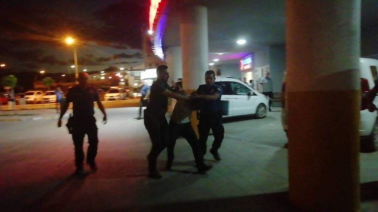 Kavgaya Müdahale Eden Polis Bacağından Bıçaklandı