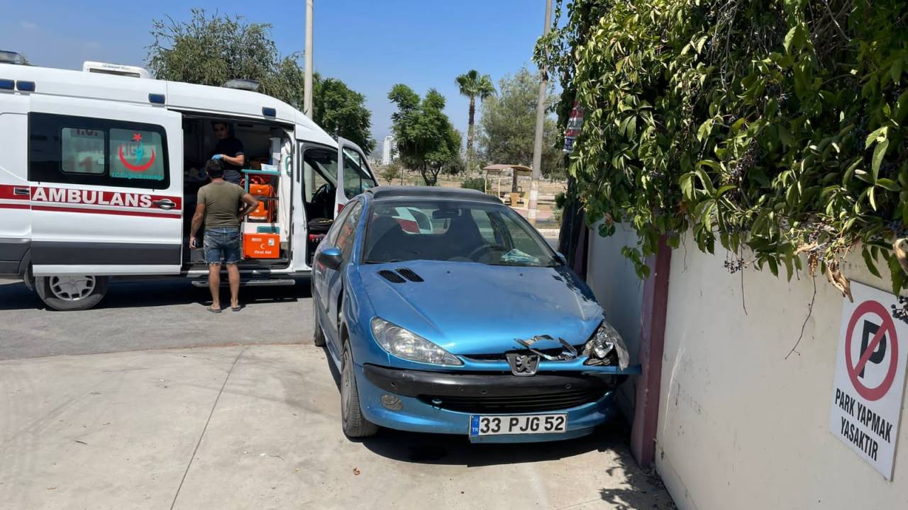 Otomobil, Okul Duvarına Çarptı: 3 Yaralı