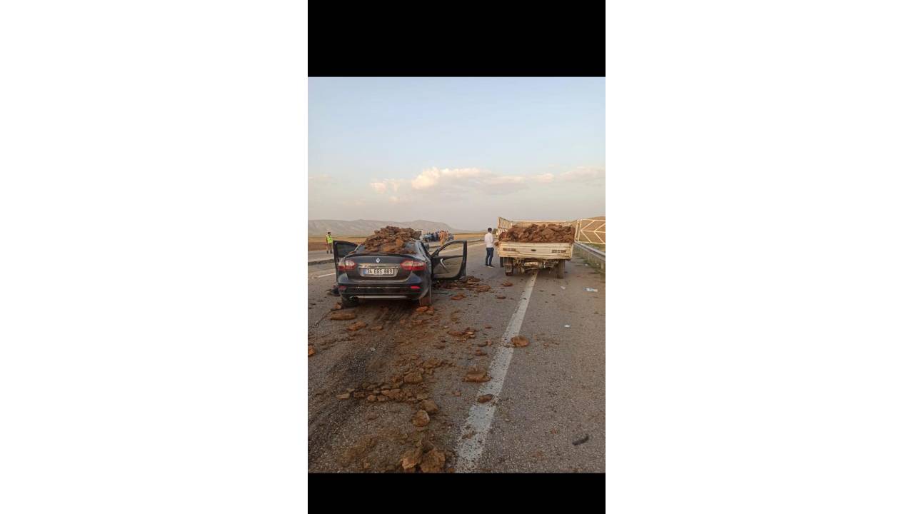 Otomobil, Tezek Yüklü Kamyonete Çarptı: 1 Ölü, 9 Yaralı