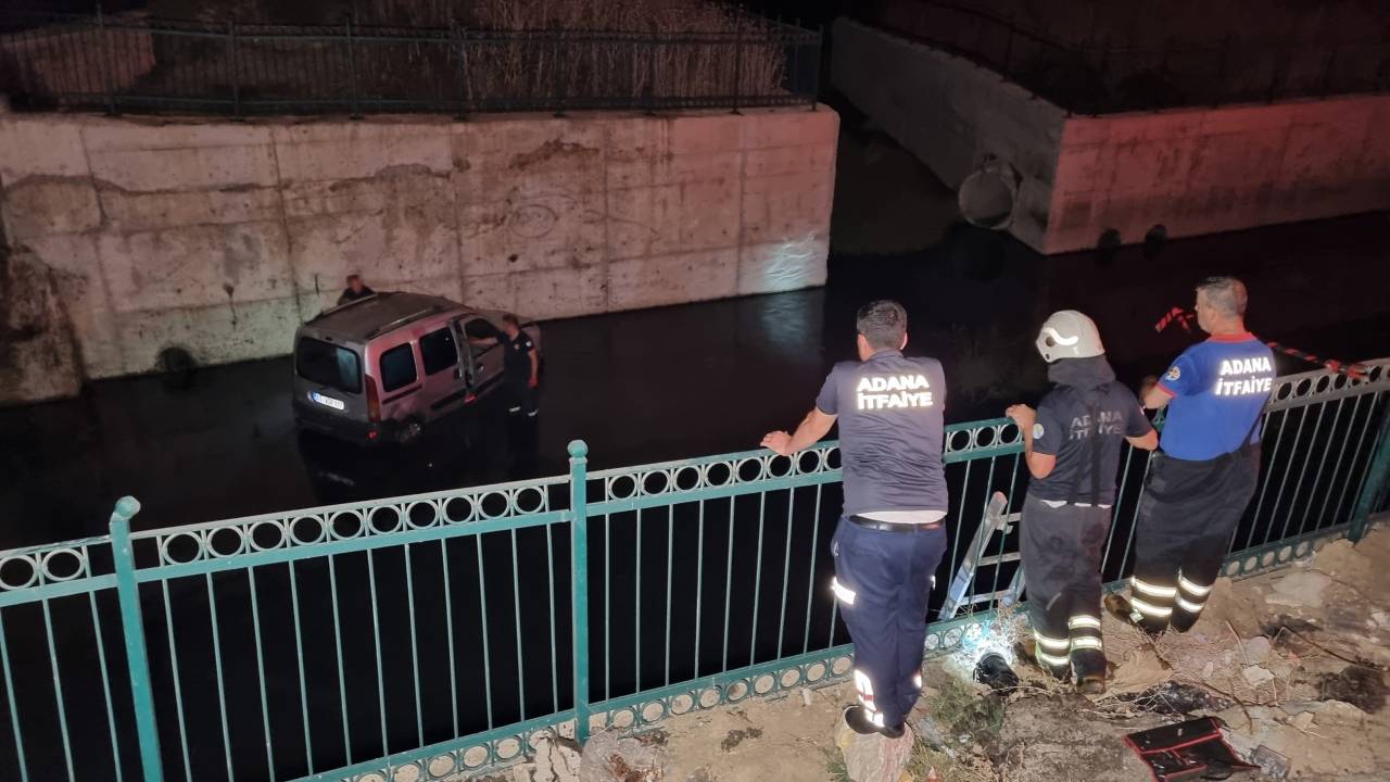 Atık Su Kanalına Uçan Hafif Ticari Aracın Sürücüsü Yaralandı