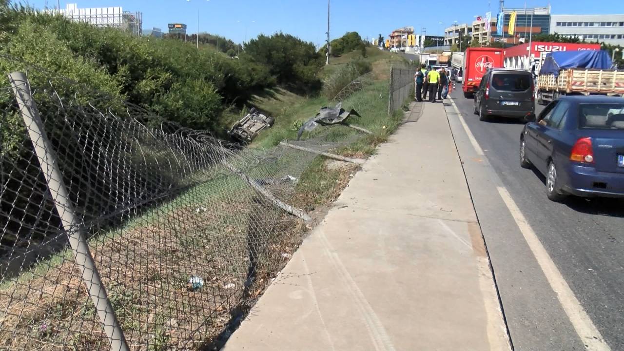 Sancaktepe'de Şarampole Yuvarlanan Otomobildeki Anne Oğul Yaralandı
