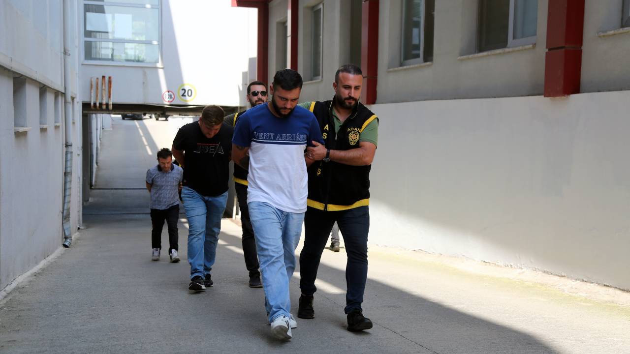 6 Kişinin Yaralandığı Silahlı Kavga, Çocukların Topunun Otomobile Çarpmasından Çıkmış