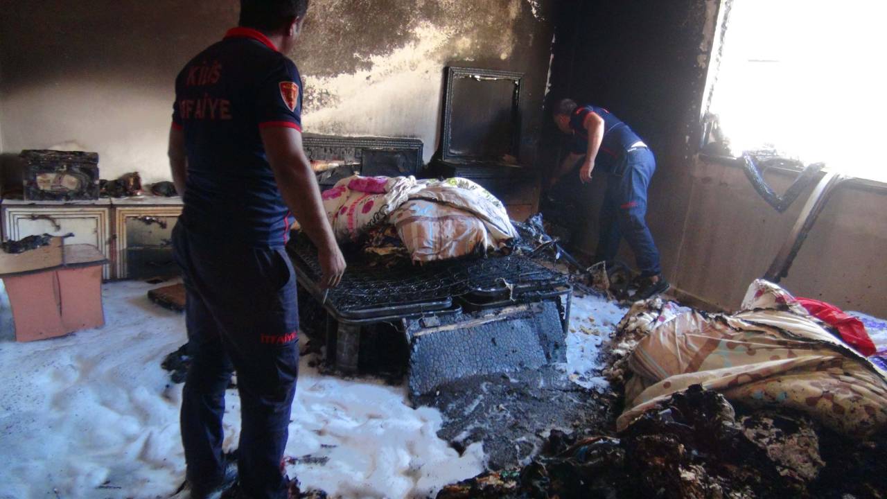 Yatak Odasında Çıkan Yangın Evi Kullanılmaz Hale Getirdi