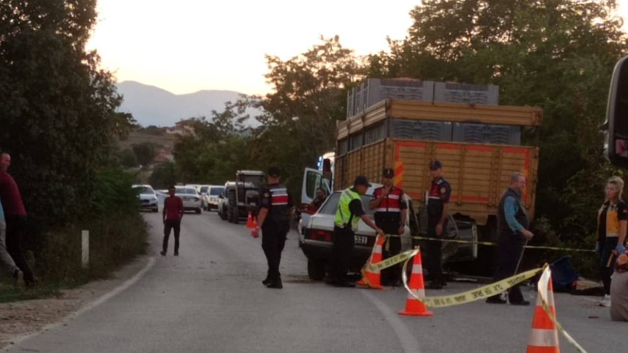 Otomobil, Kamyona Arkadan Çarptı: 1 Ölü, 1 Yaralı