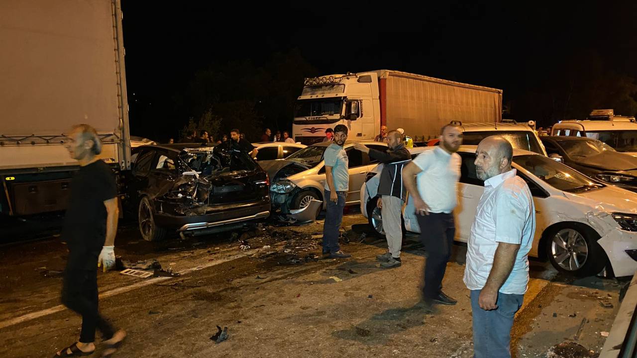 Yola Yakıt Aktı, 23 Araç Birbirine Girdi: 9 Yaralı