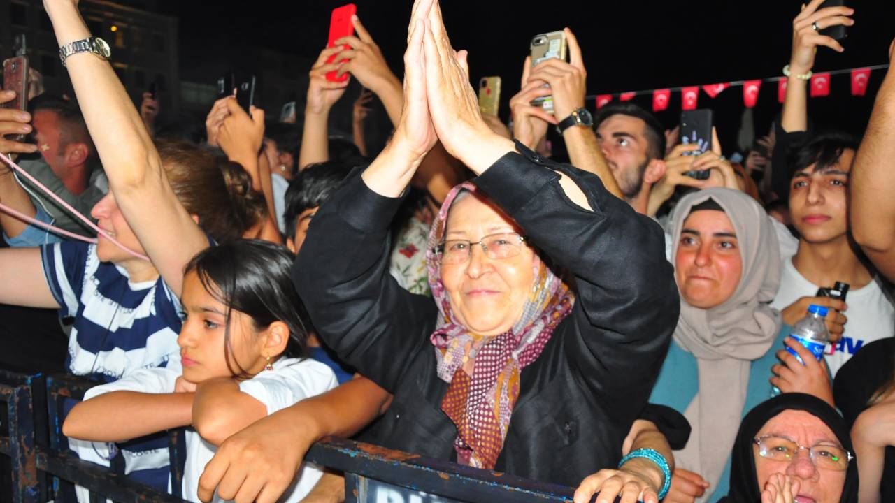 İbrahim Tatlıses, Muğla'nın Ardından Manisa'da Da Tekerlekli Sandalyeyle Konser Verdi