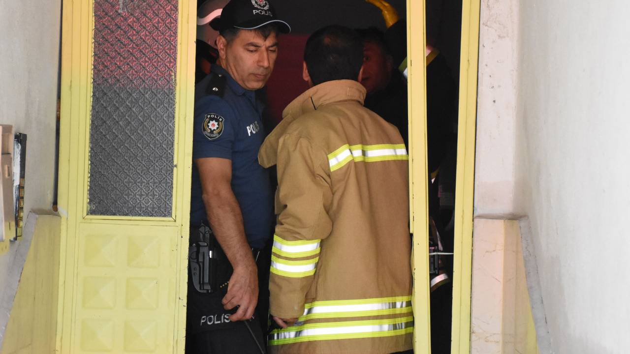 Apartmandaki Yangında Mahsur Kalanlar İtfaiye Merdiveni İle Kurtarıldı