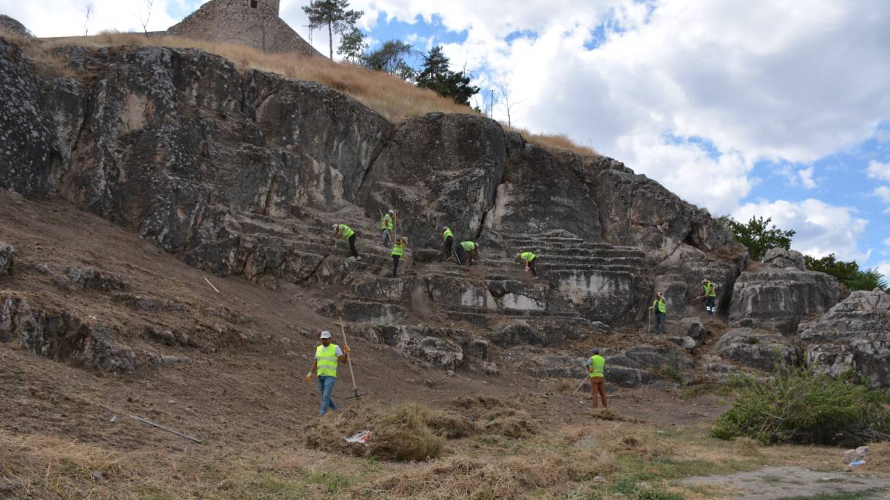 Zile Kalesi Kayaları Oyularak Yapılan Antik Tiyatroda Kazı Çalışması