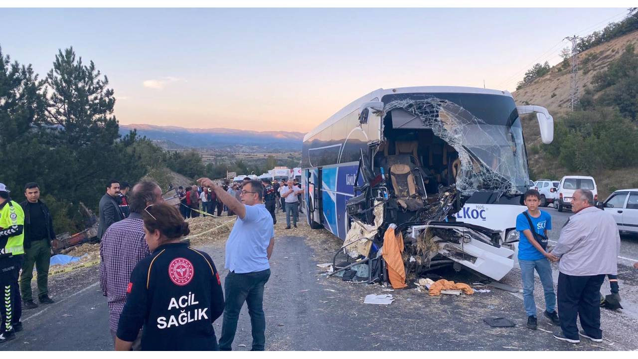 Kastamonu'da Yolcu Otobüsü İle Traktör Çarpıştı: 1 Ölü, 10 Yaralı