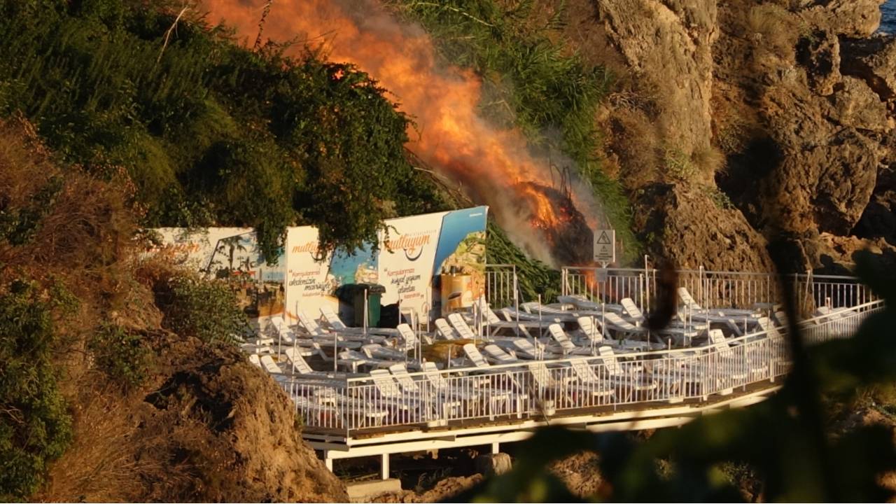 Falezlerde Çıkan Yangın Plaja İnmeden Söndürüldü