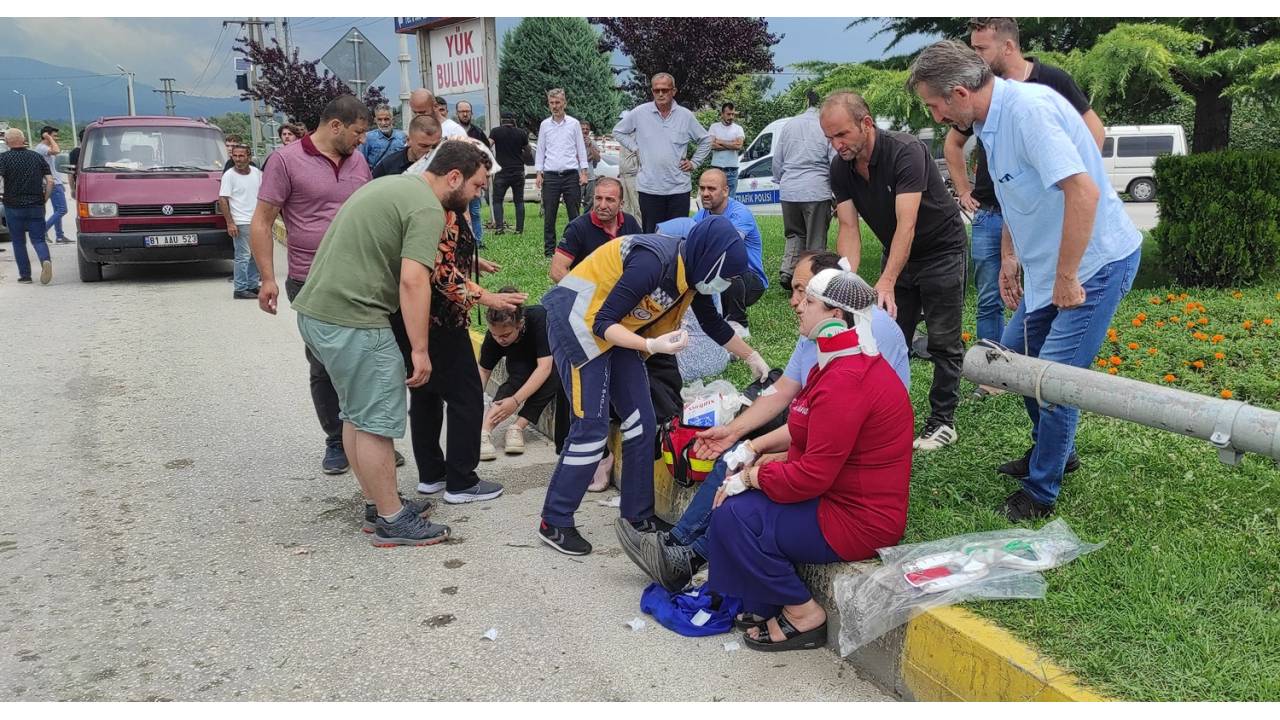 Düzce'de 'sinyalizasyon Arızası' Kazaya Yol Açtı: 11 Yaralı