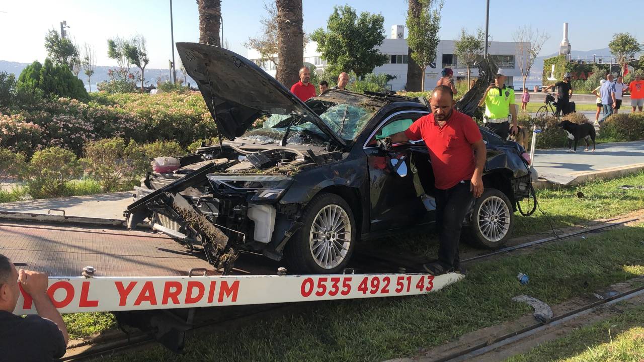 Otomobil, Tramvay Yolu Kenarındaki Ağaca Çarptı: 2 Ölü, 1 Yaralı  (2)- Yeniden