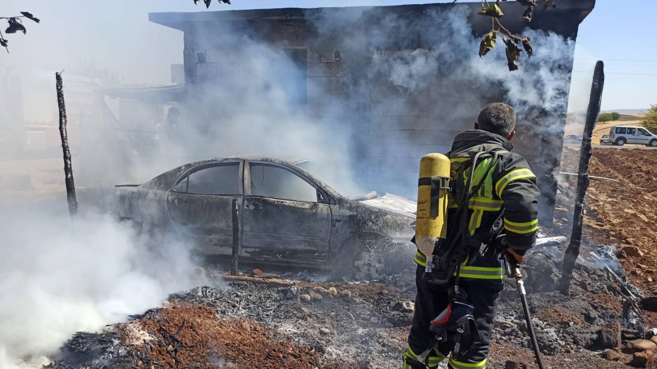 Adıyaman'da Tek Katlı Ev İle Bahçesindeki Otomobil Yandı