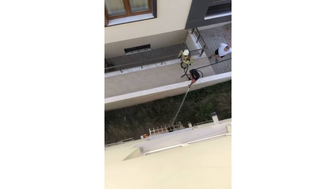 Telefonunu Tavada Yakıp, Kendisini Odaya Kilitledi