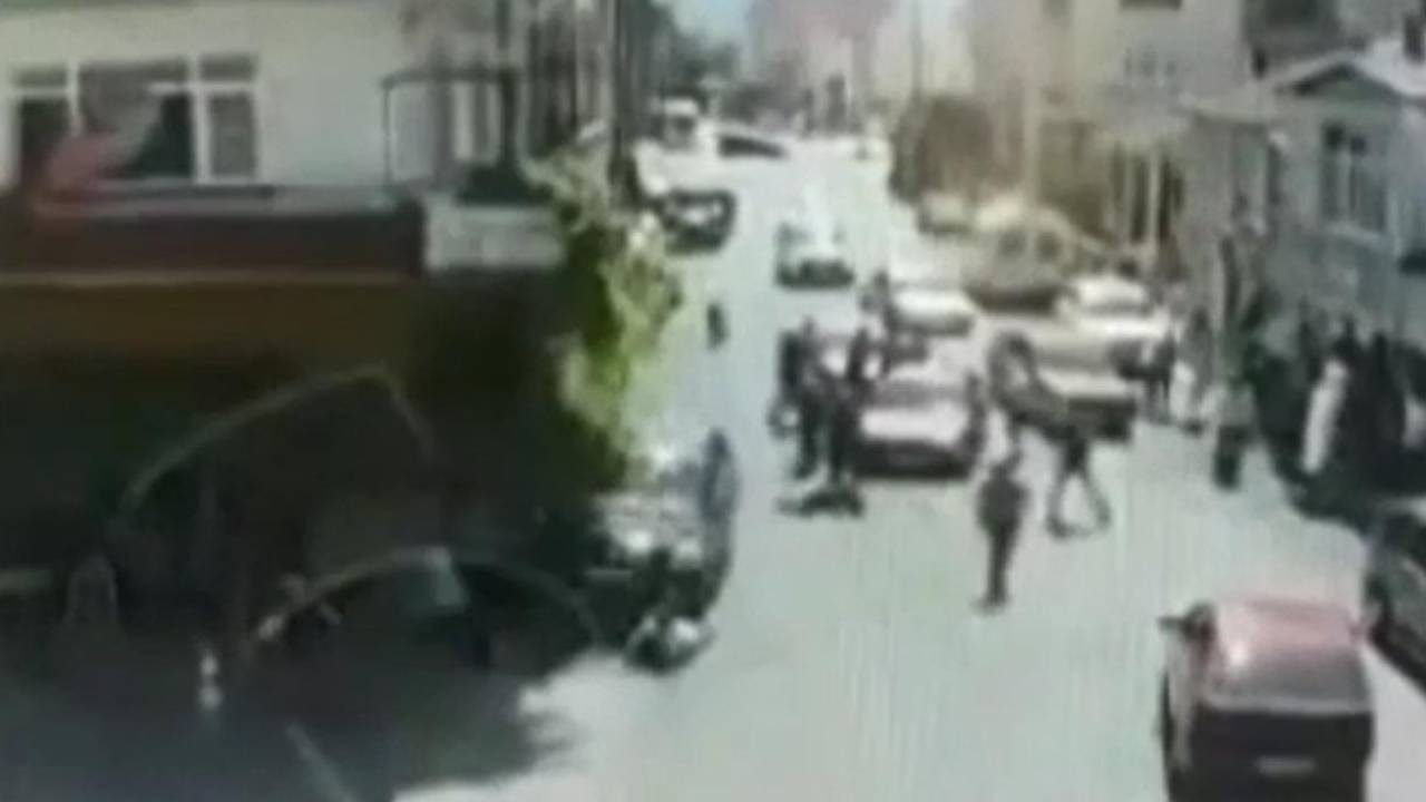 Kahvenin Önünde Oturan 7 Kişinin Yaralandığı Kaza Kamerada