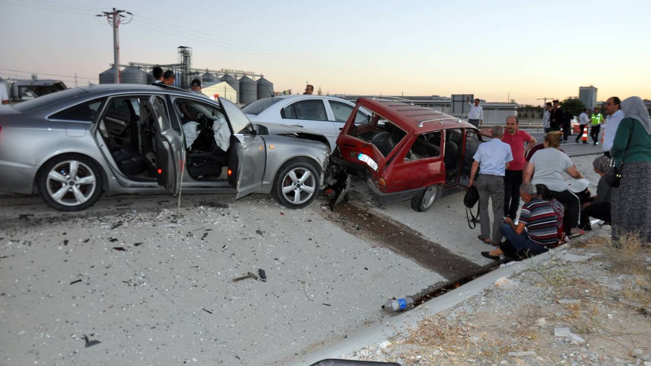 Vali Ve Tobb Başkanının Konvoy Geçişi Sırasında Zincirleme Kaza: 4 Yaralı