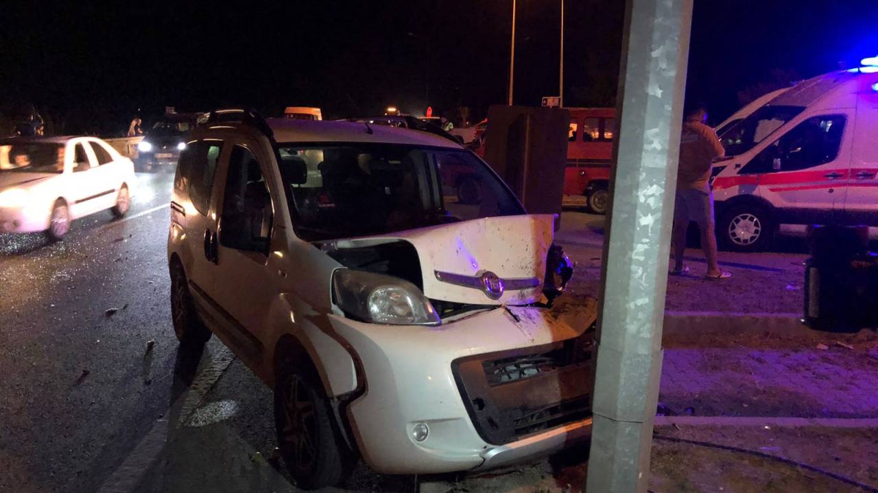 Aydın'da İki Hafif Ticari Araç Çarpıştı: 6 Yaralı