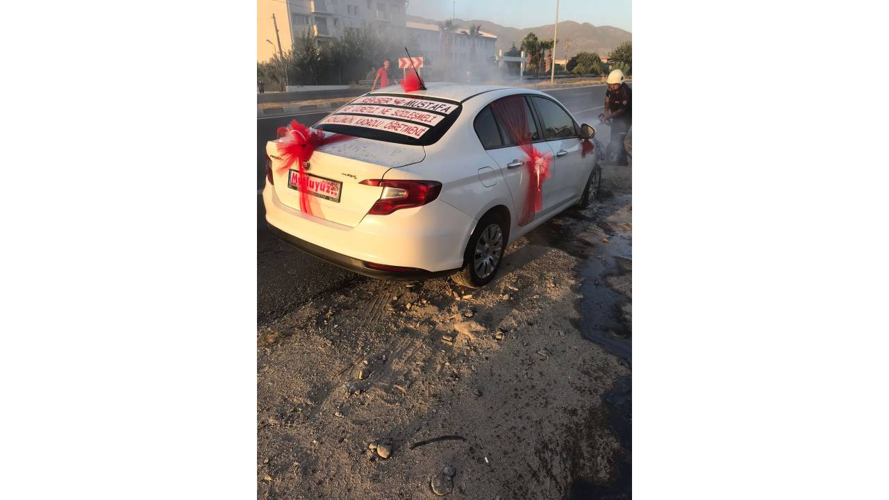 Gelin Ve Damat İndikten Sonra Otomobil Yandı