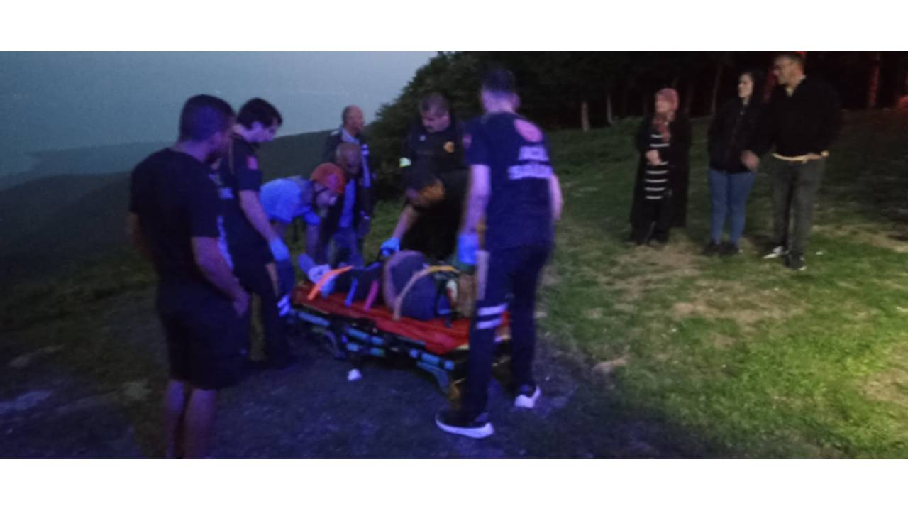 Ağaçta Mahsur Kalan Paraşütçü Yaralı Olarak Kurtarıldı