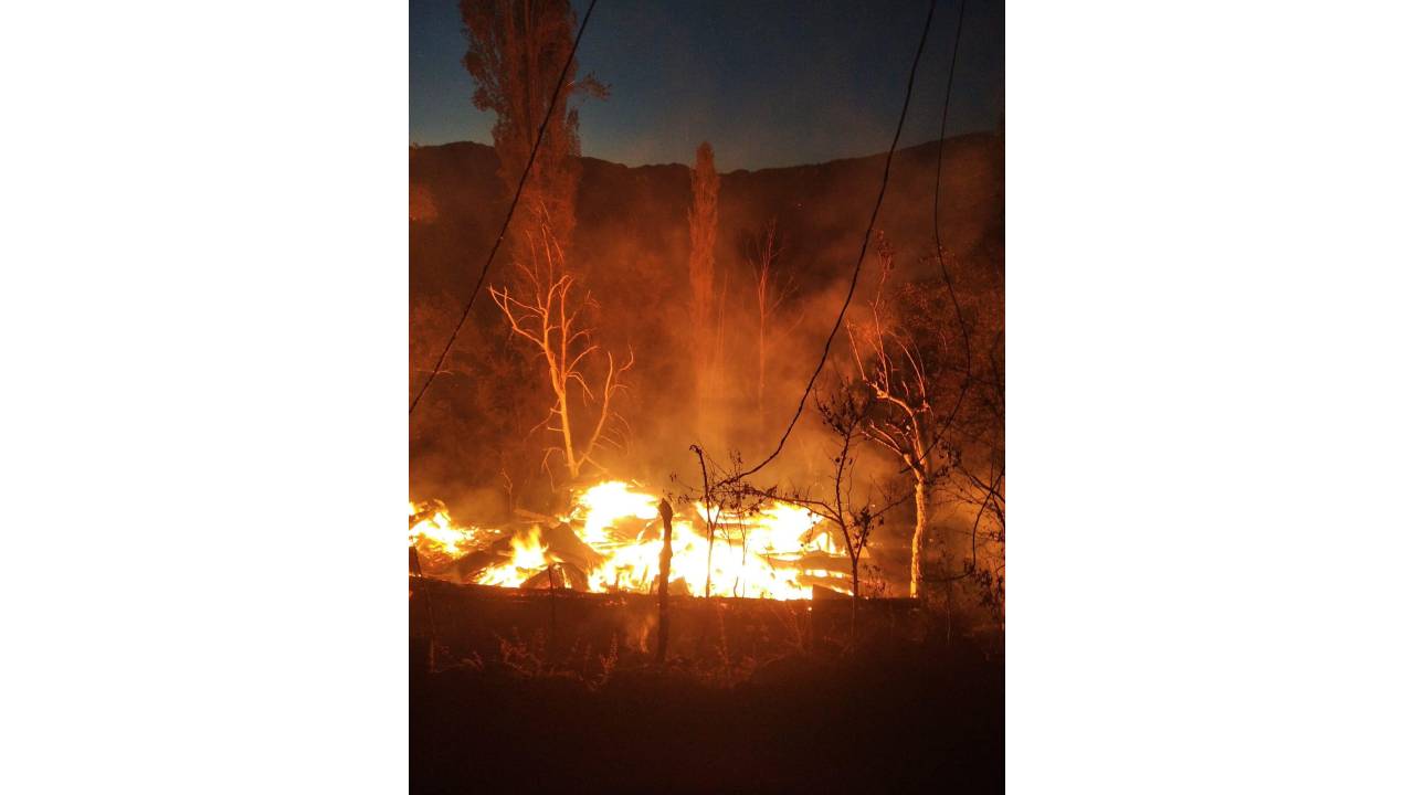 Şavşat'ta 3 Ev, 3 Ahır Ve 4 Samanlık Yandı, 12 Büyükbaş Öldü