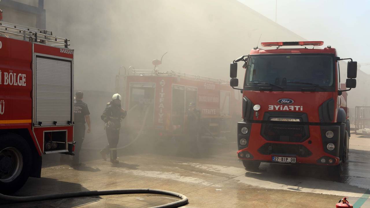 Gaziantep'te Halı Fabrikasında Yangın; 5 İşçi Dumandan Etkilendi
