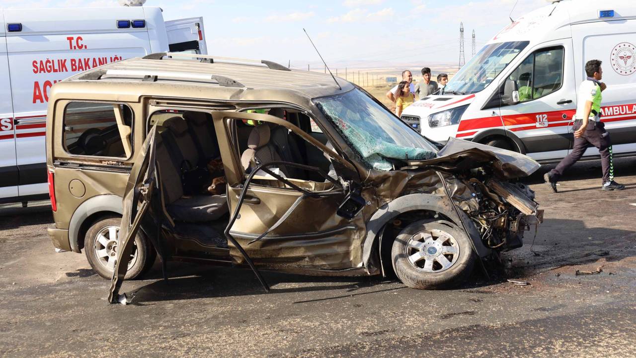 Kayseri'de Otomobil İle Hafif Ticari Araç Çarpıştı: 1 Ölü, 5 Yaralı