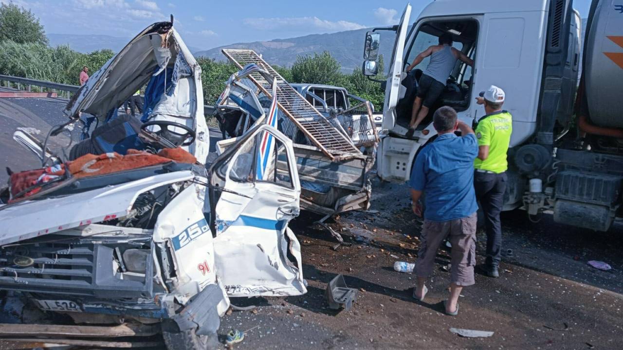 Arızalanan Kamyonet Zincirleme Kazaya Neden Oldu: 3 Yaralı