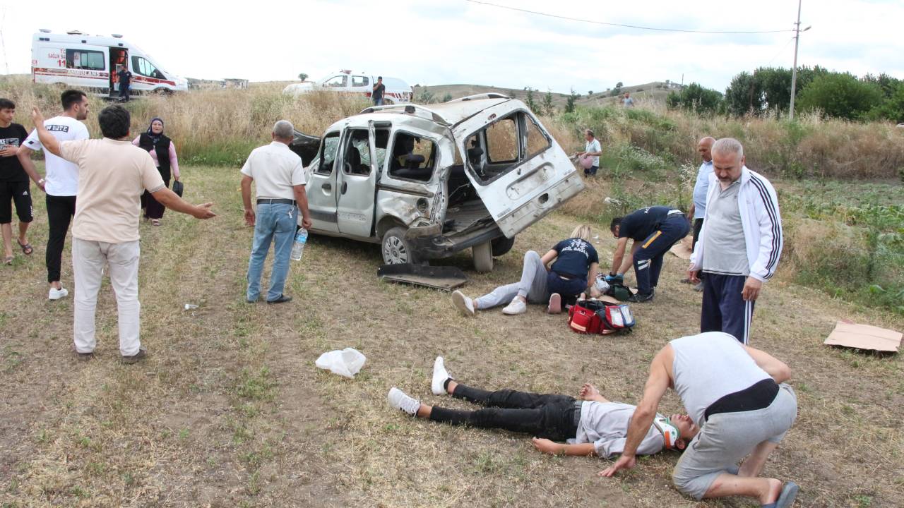 Tokat'ta Hafif Ticari Araç Şarampole Devrildi: 5 Yaralı